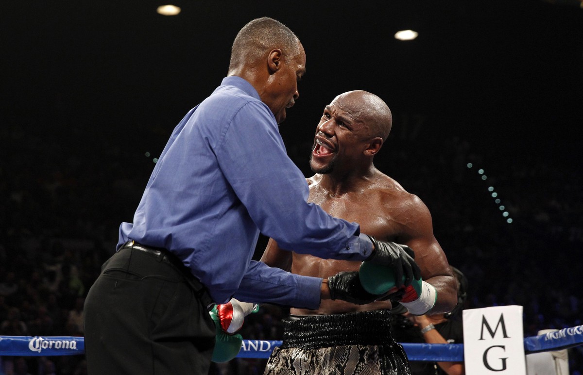 Kenny Bayless und Floyd Mayweather kennen sich schon aus früheren Kämpfen.
