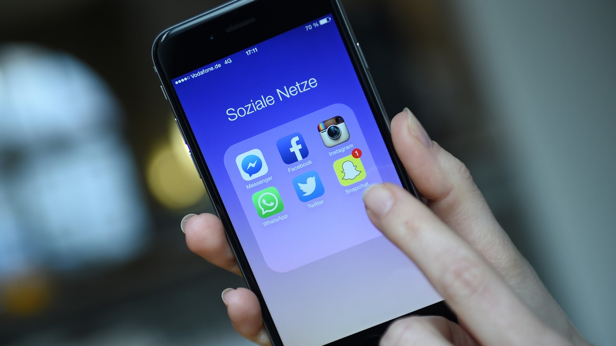 ACHTUNG: SPERRFRIST 26. JUNI 21:00 UHR. - ARCHIV - ILLUSTRATION - Auf einem iphone 6 sind am 20.03.2015 die Apps "facebook", "whats app", "instagram", "Twitter" ...