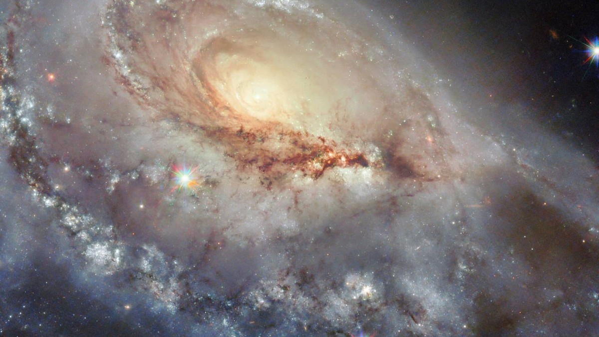 Verformte-Sch-nheit-Hubble-wirft-einen-neuen-Blick-auf-die-Galaxie-Arp-184