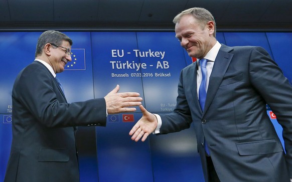 Tusk und Davutoglu: Handschlag zwischen der Türkei und der EU.