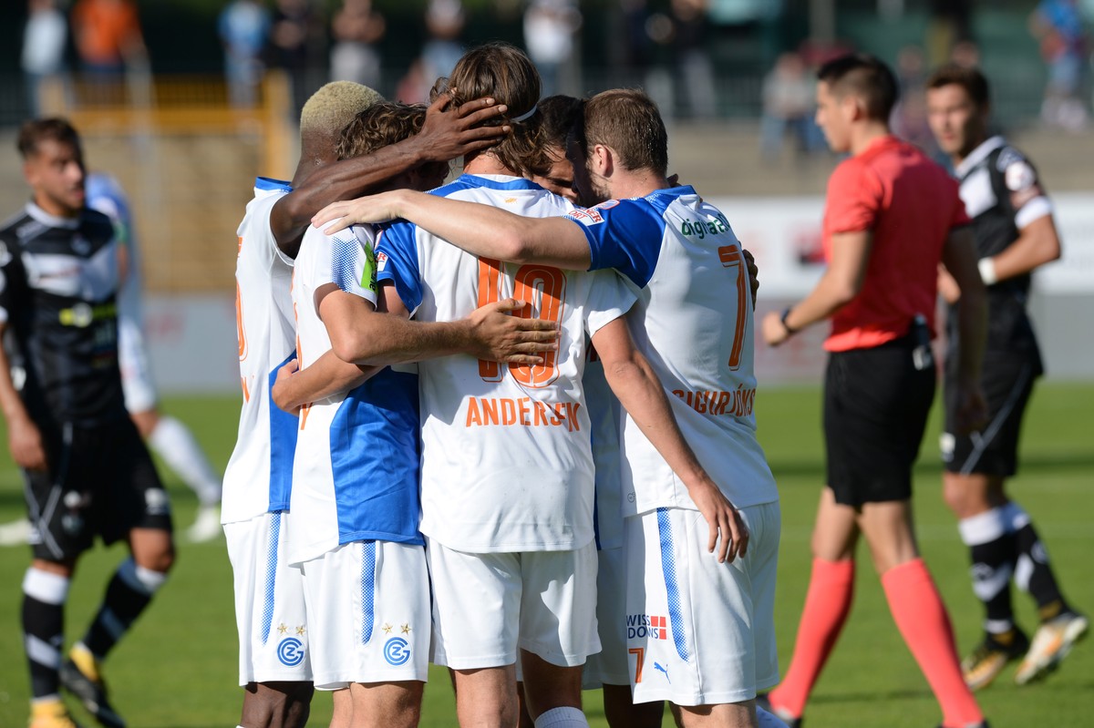 Grasshopper's players celebrate the 0-1 during the Super League soccer match FC Lugano against Grasshopper Club Zuerich at the Cornaredo stadium in Lugano on Sunday, 24 September, 2017. (KEYSTONE ...