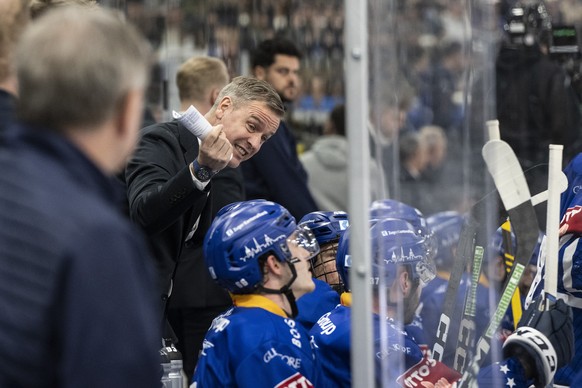 Der Head Coach von Zug , Dan Tangnes beim Eishockey Meisterschaftsspiel der National League zwischen dem EV Zug und dem Geneve Servette HC am Samstag, 2. Maerz 2024 in Zug. (KEYSTONE/Urs Flueeler).