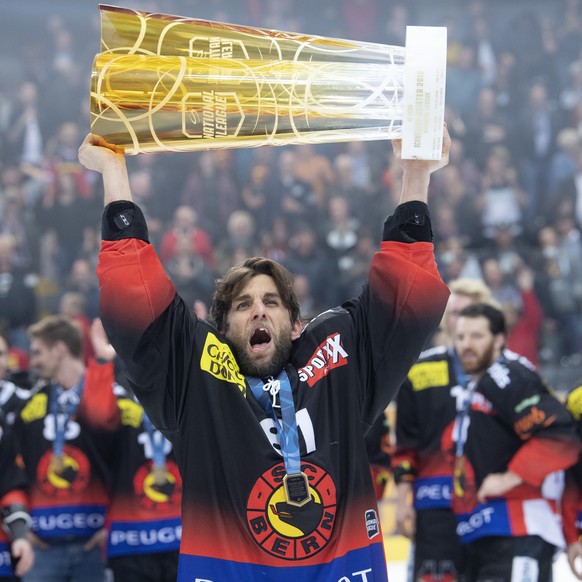 Berns Thomas Ruefenacht jubelt mit dem Meisterpokal, nach dem fuenften Playoff-Finalspiel der National League zwischen dem SC Bern und dem EV Zug, am Samstag, 20. April 2019, in der Postfinance Arena  ...