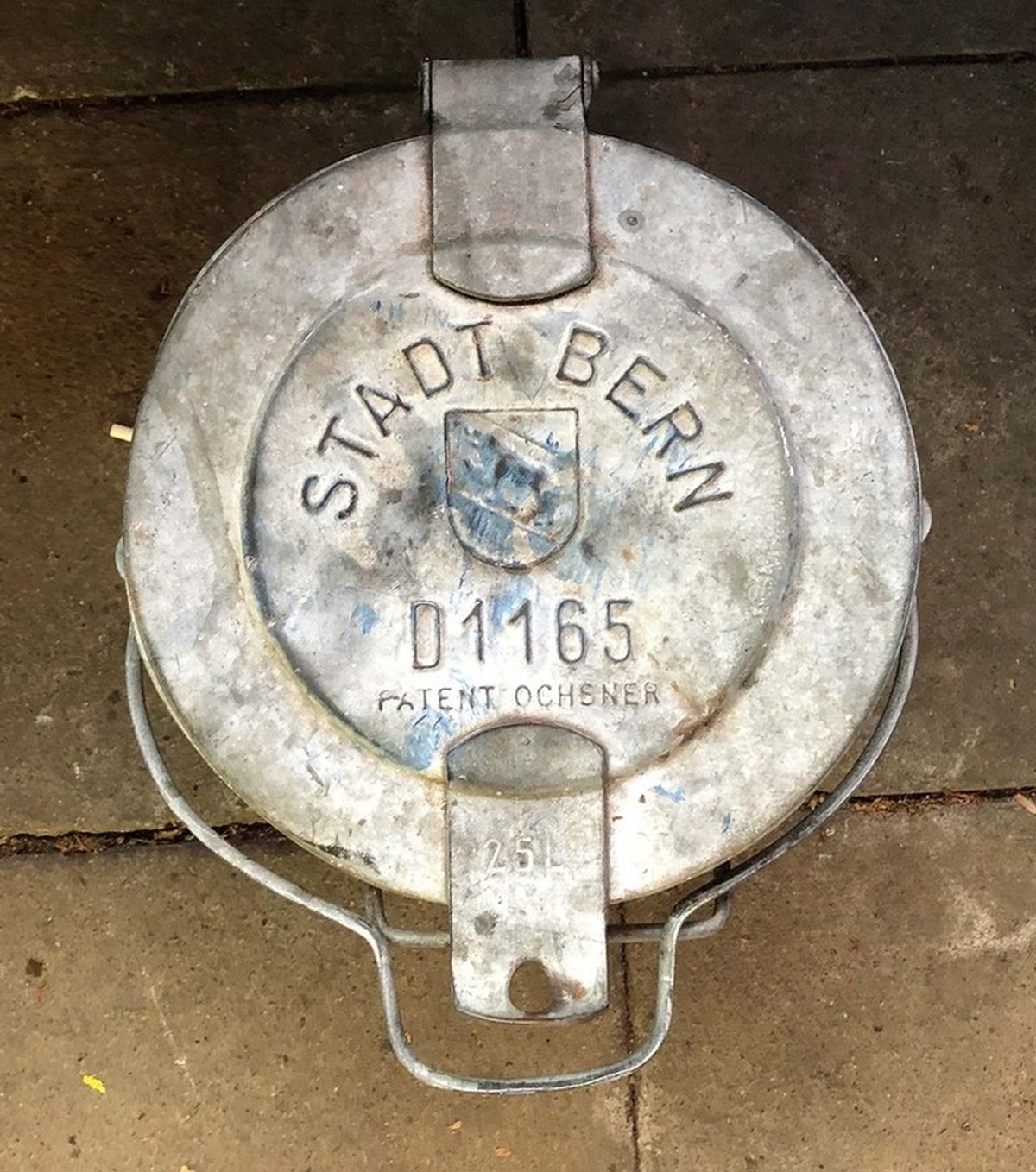 «Patent Ochsner» in einer Berner Ausführung.
https://commons.wikimedia.org/wiki/File:Eimer_Patent_Ochsner.jpg