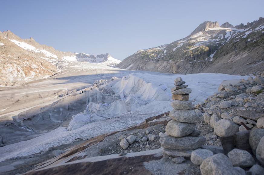 Das mit Flies abgedeckte Gletscherende des Rhonegletscher oberhalb von Gletsch am Furkapass, am Dienstag, 19. Juli 2016. (KEYSTONE/Urs Flueeler)

A general view over the Rhone Glacier covered in blank ...