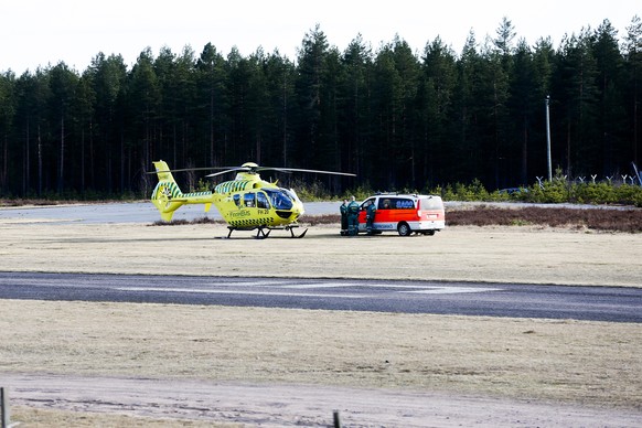 Ein Rettungshelikopter und eine Ambulanz auf dem Jamijarvi Flughafen im Südwesten Finnlands