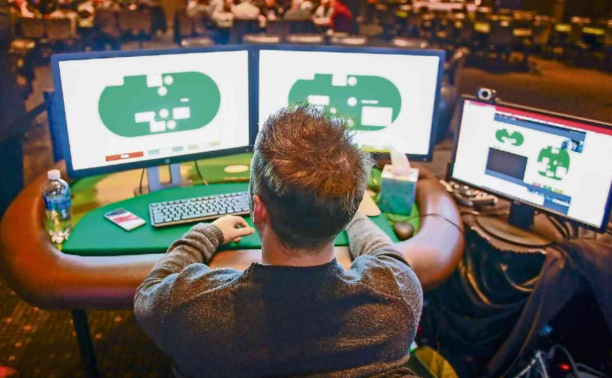 Mann gegen Maschine: Der professionelle Pokerspieler Daniel McAulay bleibt gegen das Computerprogramm Libratus chancenlos.