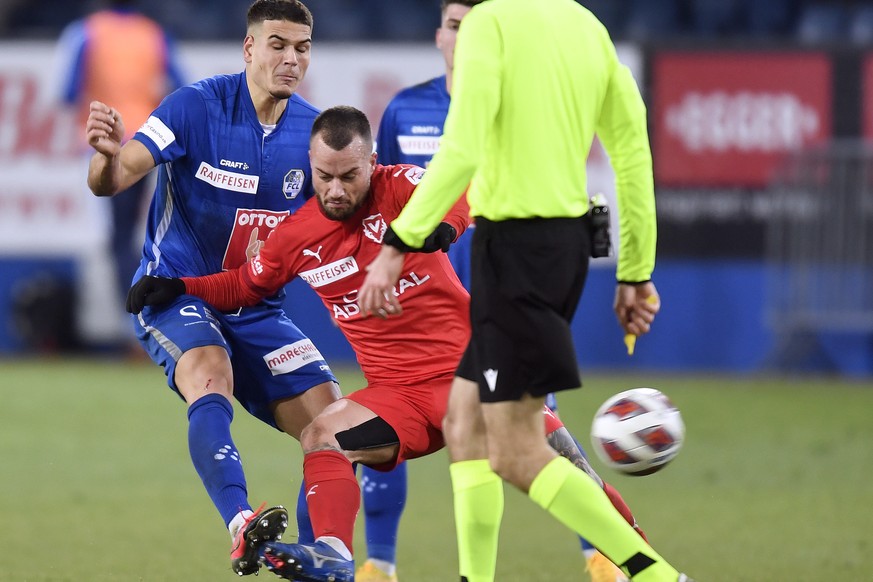 Der Luzerner Filip Ugrinic, links, gegen den Vaduzer Gabriel Luechinger, rechts, beim Fussball Superleague Meisterschaftsspiel FC Luzern gegen den FC Vaduz in der Swissporarena in Luzern am Samstag, 2 ...