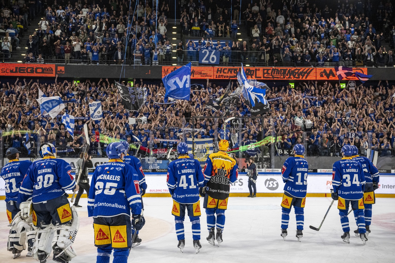 Die Zuger Spieler nach der Niederlage beim Eishockey Playoff 1/2 Final, Spiel 4 der National League zwischen dem EV Zug und den ZSC Lions am Montag, 8. April 2024 in Zug. (KEYSTONE/Urs Flueeler).