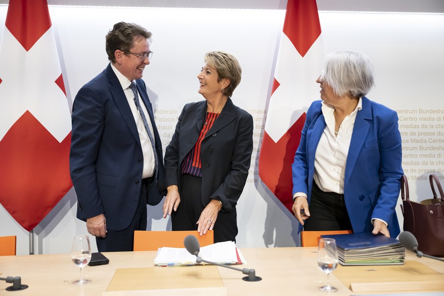 Bundesrat Albert Roesti, Bundesraetin Karin Keller-Sutter, und Bundesraetin Elisabeth Baume-Schneider, von links, sprechen nach einer Medienkonferenz zum Entlastungsprogramm fuer den Bundeshaushalt, a ...