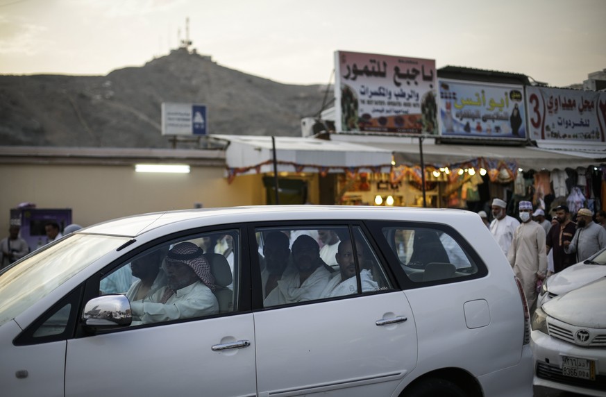 epa06170883 Muslim worshippers ride inside a car toward the Grand Mosque in Mecca, Saudi Arabia, 29 August 2017. Around 2.6 million muslim are expected to attend this year&#039;s Hajj pilgrimage, whic ...