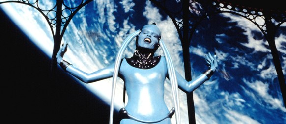 THE FIFTH ELEMENT, Maiwenn Le Besco as Diva, 1997. c Columbia Pictures/Courtesy: Everett Collection.  Columbia Pictures/Courtesy Everett Collection PLEASE NOTE DATE OF RECORDING PROTECTED PUBLICATIONxINxGERxS ...