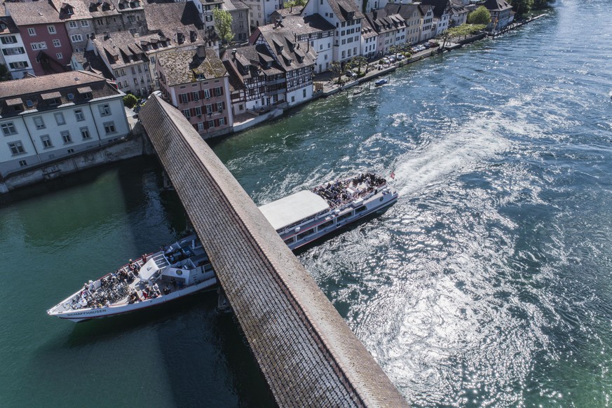 Unter der alten Brücke durch bei Diessenhofen auf dem Weg nach Schaffhausen (auf dem Bild fährt das Schiff in die andere Richtung).