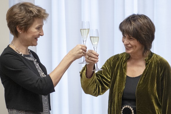 Bundesraetin Doris Leuthard, CVP, UVEK, rechts, stoesst an mit Bundesraetin Simonetta Sommaruga SP, EJPD, bei der symbolischen Schluesseluebergabe an ihre Nachfolgerin im Departement UVEK, am Freitag, ...