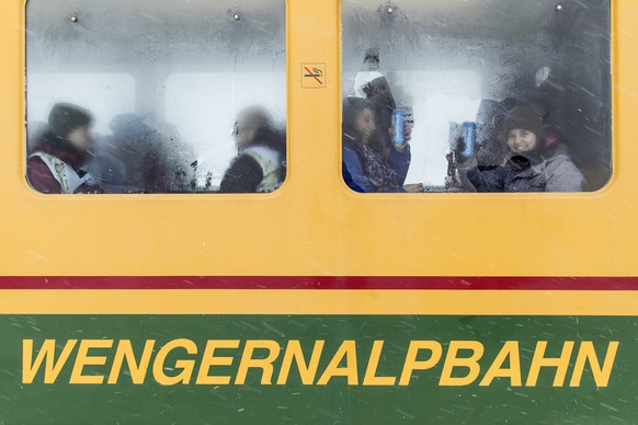 Eine Zugkomposition der Wengernalpbahn engleiste am 24. Mai 2022 bei der Einfahrt auf der Kleinen Scheidegg.