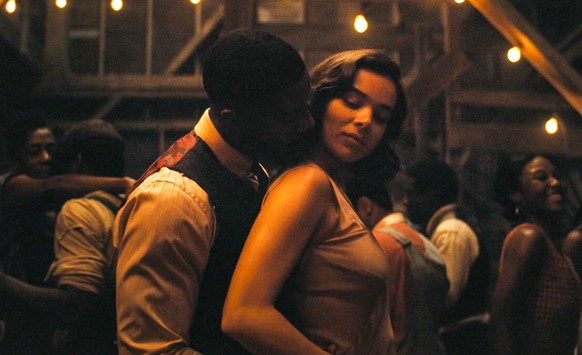 Hailee Steinfeld and Michael B. Jordan USA. Hailee Steinfeld and Michael B. Jordan in a scene from CWarner Bros. new movie: Sinners 2025. Plot: Trying to leave their troubled lives behind, twin brothe ...