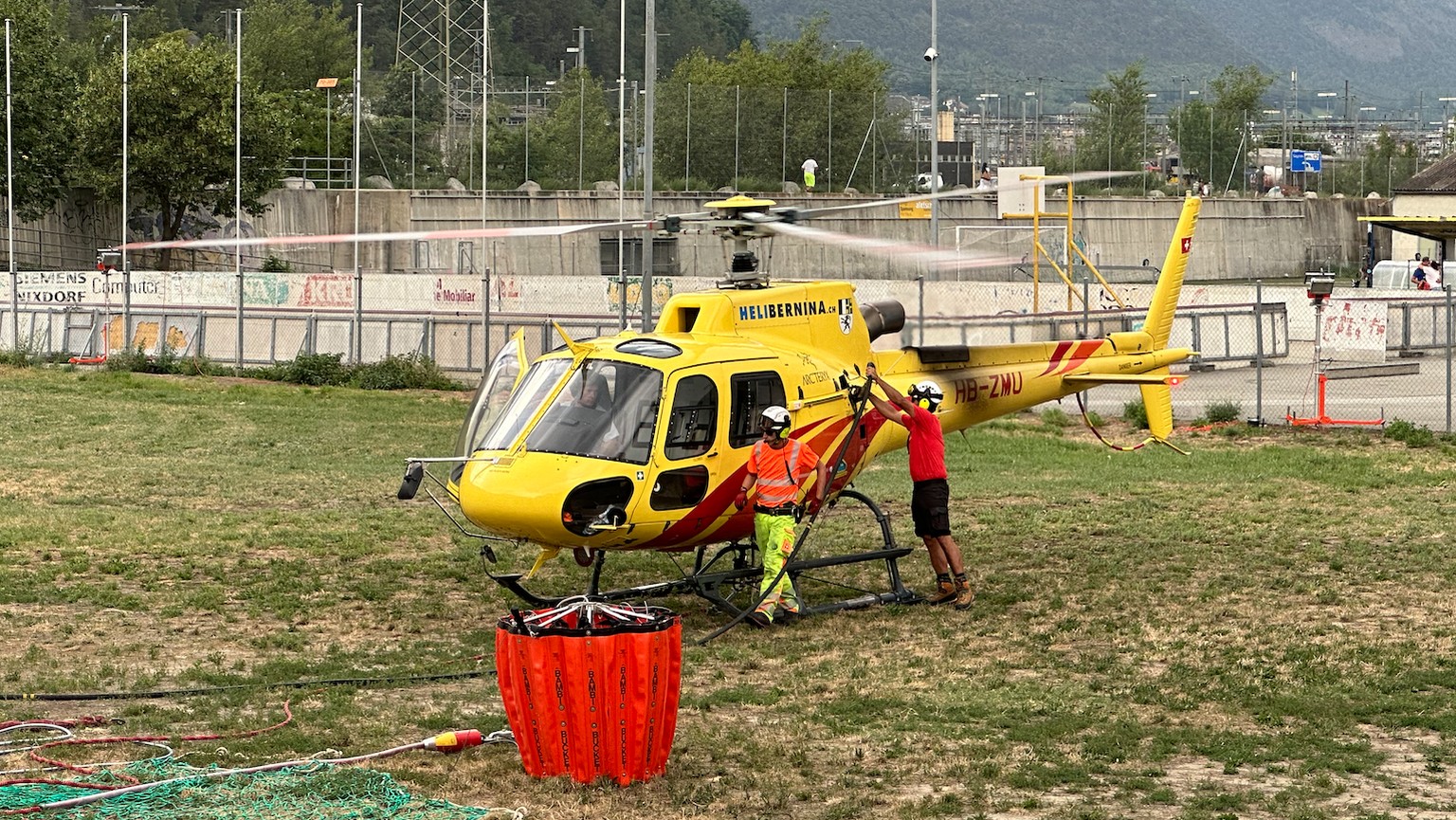 Helikopter von Heli Bernina aus dem Bündnerland am Einsatzort.