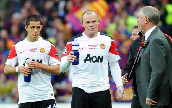 epa02756787 Manchester United manager Sir Alex Ferguson (R) gives instructions to his players Javier Hernandez (L) and Wayne Rooney (C) during the UEFA Champions League final between FC Barcelona and  ...