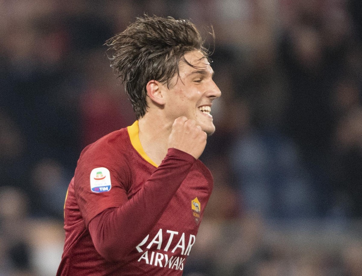 epa07483385 Roma's Nicolo Zaniolo jubilates after scoring the 1-1 goal during Italian Serie A soccer match between AS Roma and ACF Fiorentina at Olimpico stadium in Rome, Italy, 03 April 2019. EP ...