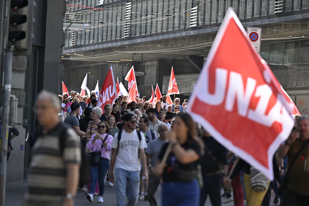 Demonstrantinnen und Demonstranten anlaesslich einer Kundgebung, am Samstag, 16. September 2023, in Bern. Gewerkschaften wie SGB und UNIA fordern mit ihrer Kaufkraft-Demo hoehere Loehne und Renten. (K ...
