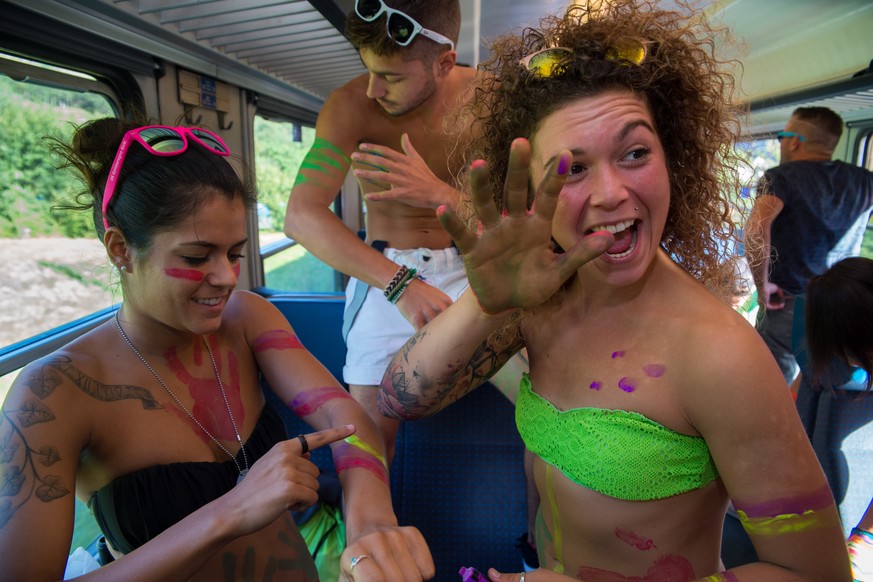 Raver aus dem Tessin reisen im Street-Parade-Extrazug von Lugano Richtung Zuerich, am Samstag, 13. August 2016. Am Samstagnachmittag werden wieder mehrere hunderttausend Personen rund um das Zuercher  ...