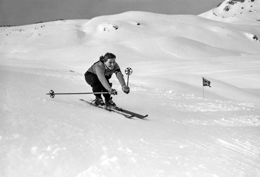 Die oesterreichische Skirennfahrerin Erika Mahringer bei den Olympischen Winterspielen 1948 in St. Moritz in Aktion in der Abfahrt, aufgenommen am 2. Februar 1948. Mahringer klassiert sich in der Abfa ...