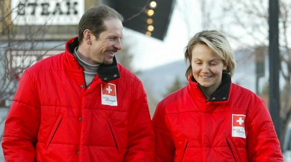 Die Schweizer Skirennfahrerin Sonja Nef, rechts, diskutiert am Montag, 18. Februar 2002 in Park City an den Olympischen Winterspielen 2002 mit ihrem Teamkollegen Michael von Gruenigen. Nef und von Gru ...