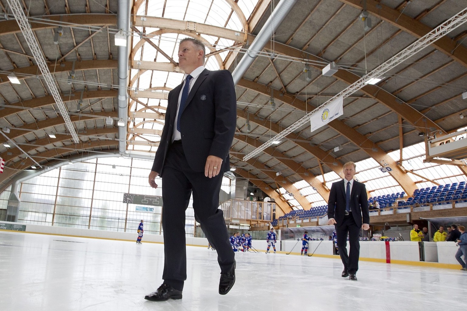 ZSC Trainer Marc Crawford, links, und Assistenztrainer Rob Cookson, rechts, bereiten sich vor auf den Fototermin des amtierenden Schweizermeisters ZSC Lions am Montag, 6. August 2012 in der KEBO in Zu ...