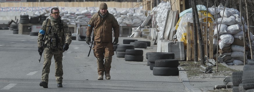 epa09856048 Ukrainian Territorial Defense fighters patrol at a roadblock post in Kyiv (Kiev), Ukraine, 28 March 2022 amid the Russian invasion. On 24 February, Russian troops had entered Ukrainian ter ...