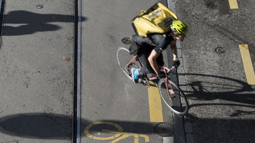 THEMENBILD ZUM GESAMTARBEITSVERTRAG GAV FUER VELOKURIERE --- Ein Velokurier faehr an einer Radweg Markierung an der Zuercher Josefstrasse vorbei, aufgenommen am 16. Oktober 2013 in Zuerich. (KEYSTONE/ ...