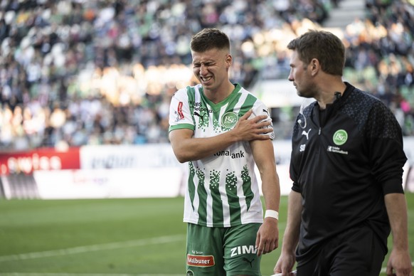 Christian Witzig (SG) verlaesst das Spielfeld unter Schmerzen im Fussball Meisterschaftsspiel der Swiss Super League zwischen dem FC St. Gallen (St. Gallen) und dem FC Winterthur (FCW), am Samstag, 10 ...