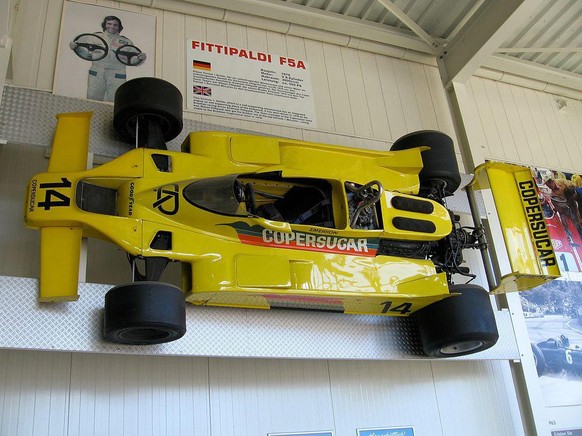 Brazilian Fittipaldi Automotive F5A (1977)
Formel 1 
https://en.wikipedia.org/wiki/List_of_international_auto_racing_colours#/media/File:Fittipaldi_F5A_Auto_und_Technik_Museum_Sinsheim.jpg