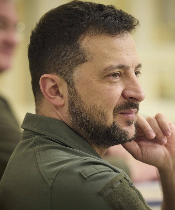 Ukraine-Konflikt, Präsident Selenskyj empfängt Portugals Parlamentspräsident Augusto Santos Silva May 2, 2023, Kyiv, Ukraine: Ukrainian President Volodymyr Zelenskyy listens during an expanded bilater ...