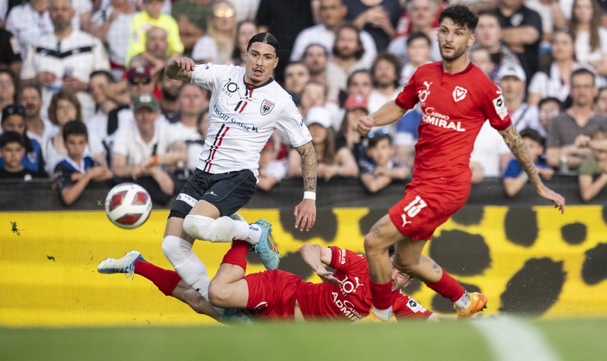 Aaraus Kevin Spadanuda, links, spielt um den Ball mit Vaduz&#039; Linus Obexer, rechts, in der Fussball Challenge League zwischen dem FC Aarau und dem FC Vaduz im Stadion Bruegglifeld in Aarau, am Sam ...