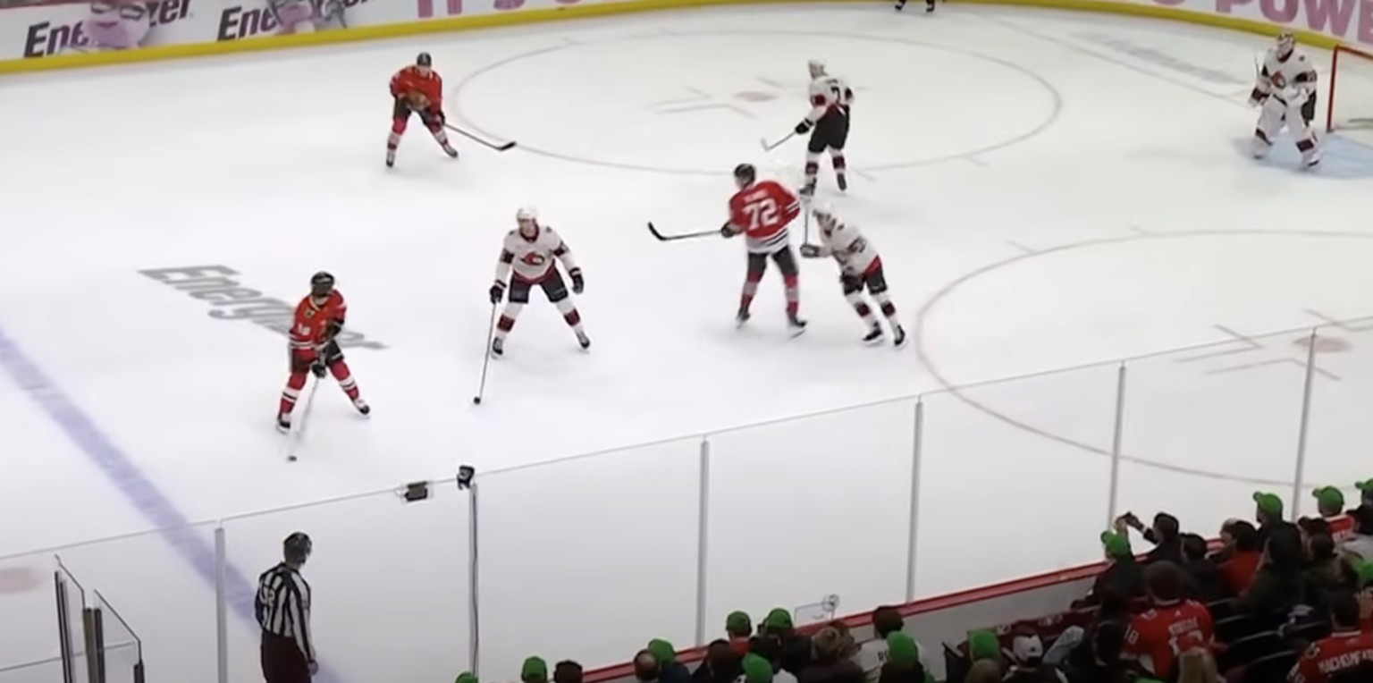 Ein Beispiel aus der NHL: Hier dürften das Scheibenführende Team die blaue Linie nicht mehr überqueren, so lange es noch im Puckbesitz ist.