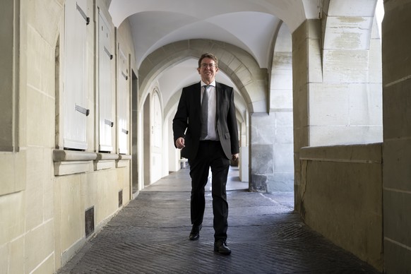 Bundesrat Albert Roesti auf dem Weg zu den Von-Wattenwyl-Gespraechen, am Freitag, 1. September 2023 in Bern. Im Vorfeld der Sessionen der Eidgenoessischen Raete finden die Von-Wattenwyl-Gespr