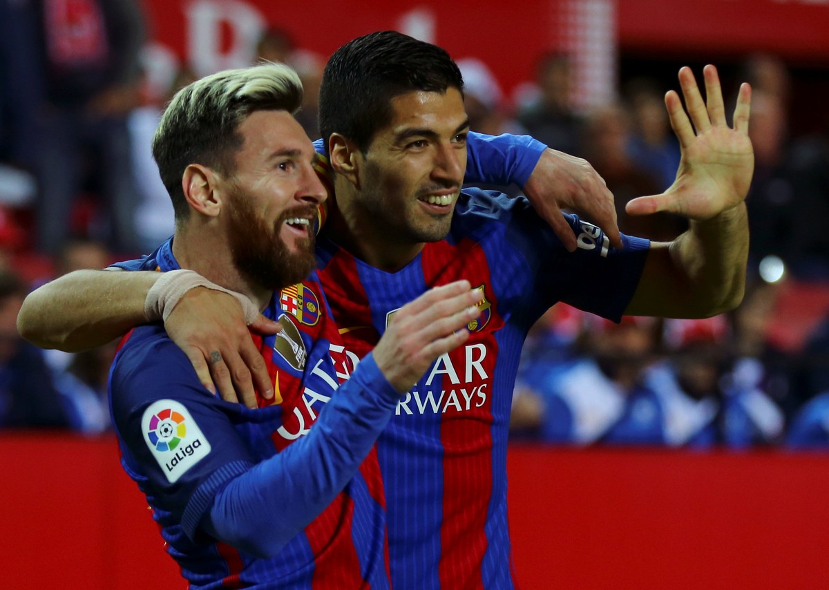 Football Soccer - Spanish La Liga Santander - Sevilla v Barcelona - Ramon Sanchez Pizjuan Stadium, Seville, Spain - 6/11/2016. Barcelona's Luis Suarez celebrates with Lionel Messi after scoring.  ...
