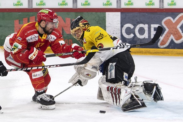 Biels Marco Pedretti, links, im Duell mit Berns Goalie Leonardo Genoni im sechsten Eishockey Playoff-Halbfinalspiel der National League zwischen dem EHC Biel und dem SC Bern, am Samstag, 6. April 2019 ...