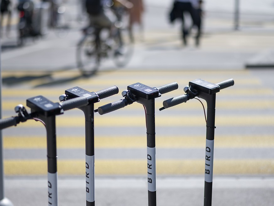 Elektro-Trottinetts in Reih und Glied wie hier in Zürich sind in Tel Aviv ein seltenes Bild. Die Behörden haben seit Anfang Jahr 13&#039;000 Bussen ausgestellt und 1000 chaotisch abgestellte E-Trottis ...