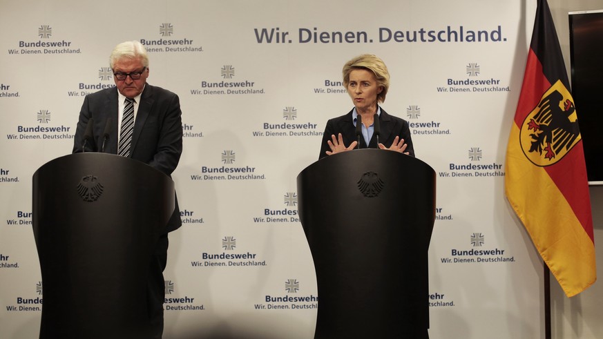 Frank Walter Steinmeier und Ursula von der Leyen informieren in Berlin vor den Medien über die geplante Waffenlieferung.