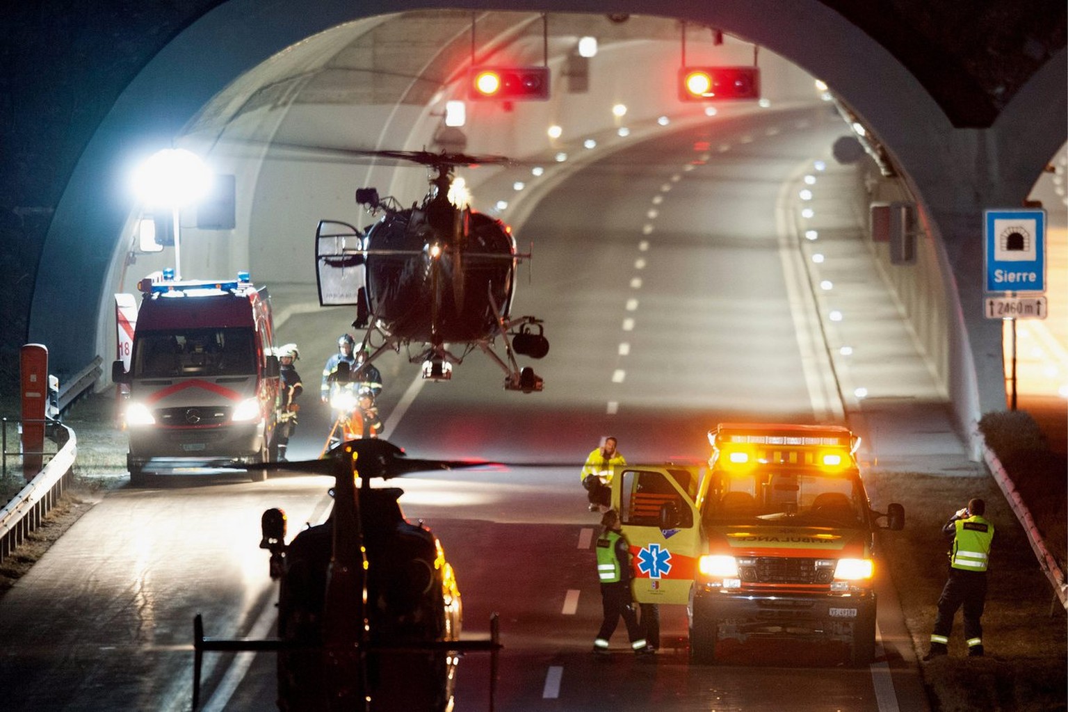 Rettungsarbeiten beim Unfalltunnel.