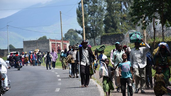 DR Kongo, Menschen auf der Flucht vor Kämpfen zwischen Regierungstreuen und Rebellen.