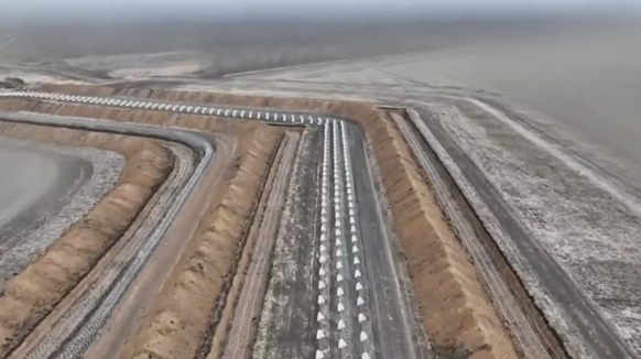 Drohnensicht auf die Sperranlagen bei Nowomikolajiwka.