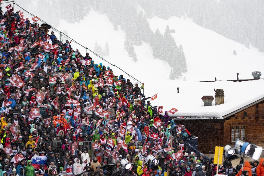 Spectators cheer during the second run of the men&#039;s slalom race at the Alpine Skiing FIS Ski World Cup in Adelboden, Switzerland, Sunday, January 13, 2019. (KEYSTONE/Jean-Christophe Bott)