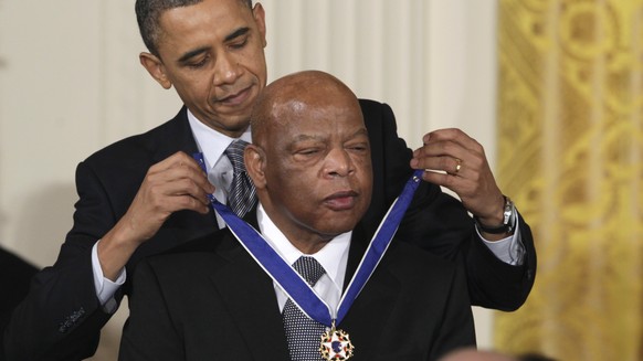 Legende: John Lewis wird von Präsident Barack Obama mit der Freedom Medal geehrt.