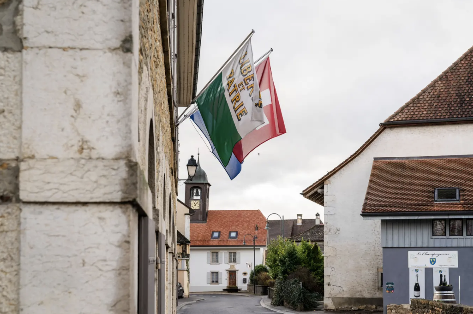 Champagne: Ein beschauliches Dorf in der Nähe des Neuenburgersees.