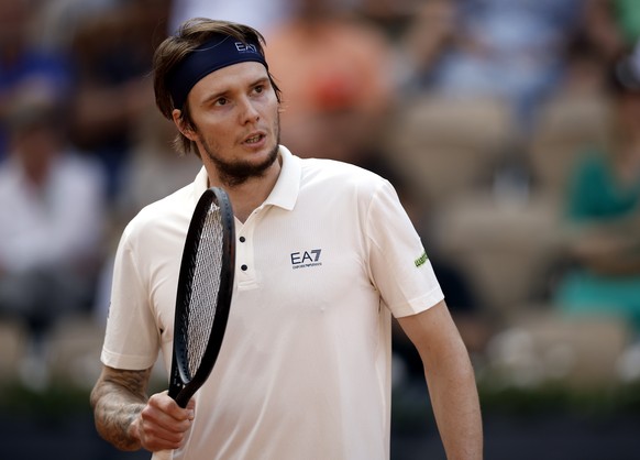 epa12151362 Alexander Bublik of Kazakhstan in action during his Men&#039;s 4th round match against Jack Draper of Britain at the French Open Grand Slam tennis tournament at Roland Garros in Paris, Fra ...