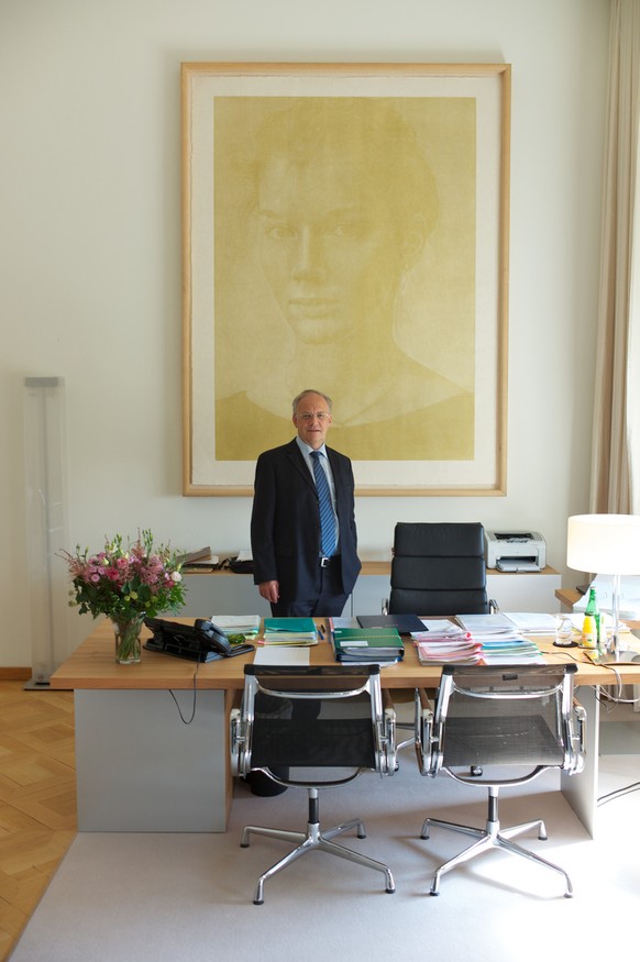 Federal councillor Johann Schneider-Amman, member of the FDP party (FDP, Freie Demokratische Partei) and headman of the department of national economy, pictured in this office in the federal parliamen ...