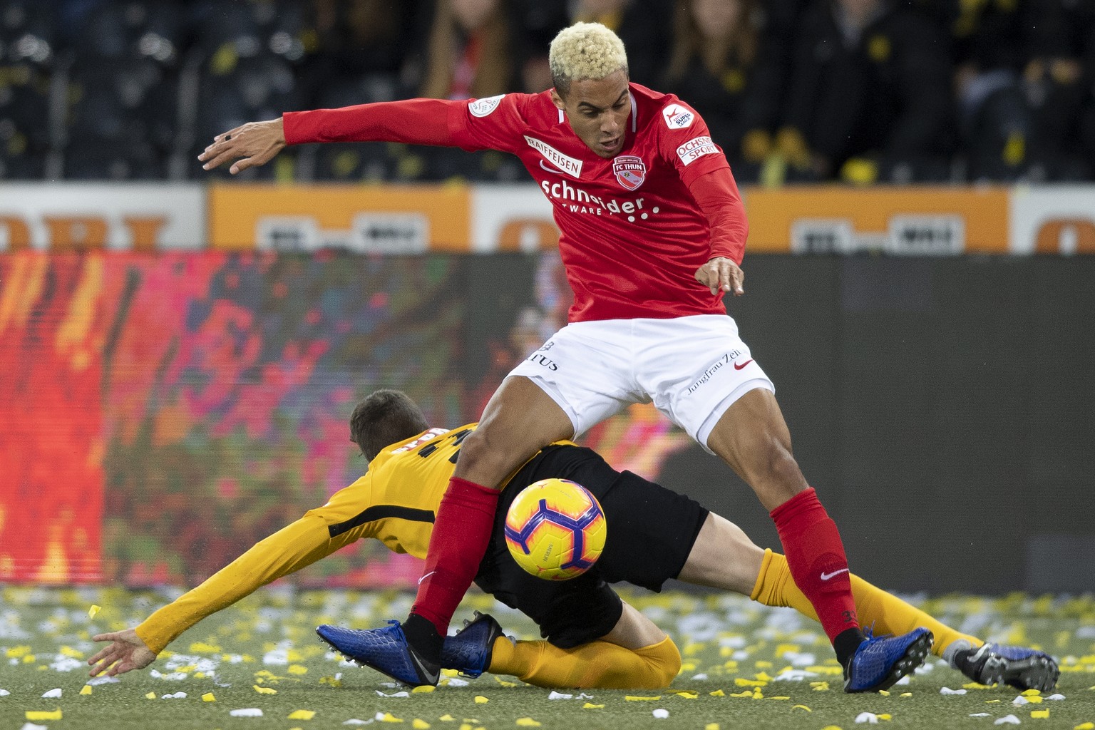 YBs Sandro Lauper, links, gegen Thuns Marvin Spielmann, rechts, im Fussball Meisterschaftsspiel der Super League zwischen dem BSC Young Boys und dem FC Thun, im Stade de Suisse in Bern, am Samstag, 8. ...