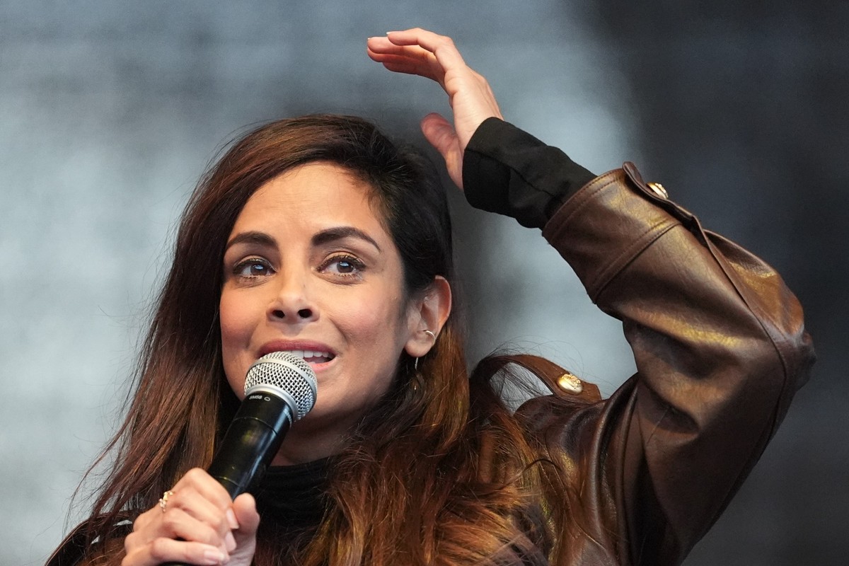 dpatopbilder - 26.03.2026, Hamburg: Collien Fernandes, Schauspielerin und Moderatorin, spricht auf der B